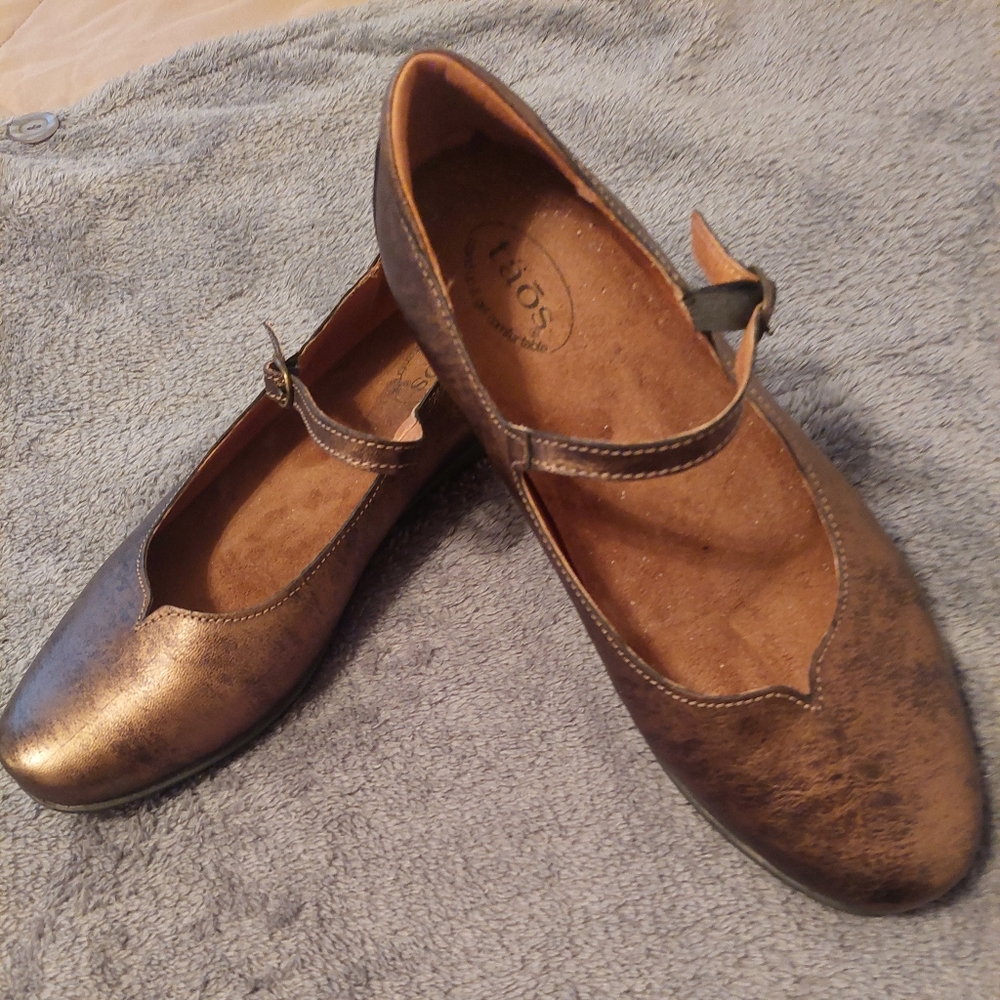 Taos, Leather MaryJanes, 39, Bronze.